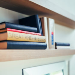 immagine a scopo illustrativo con un libro per "grandi architetti"